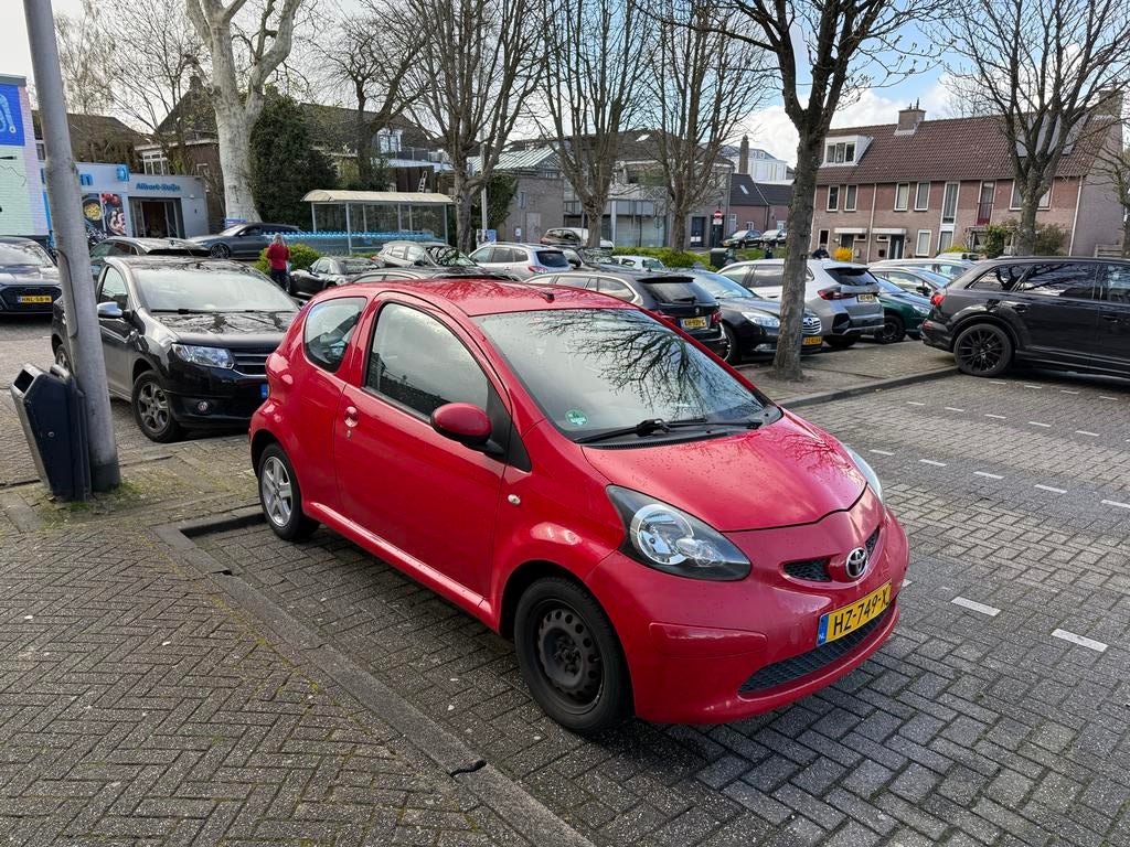 Toyota Aygo 1.0 2007 Rood met AIRCO!, Auto's, Toyota, Voorwielaandrijving, Elektrische ramen, Stof, Zwart