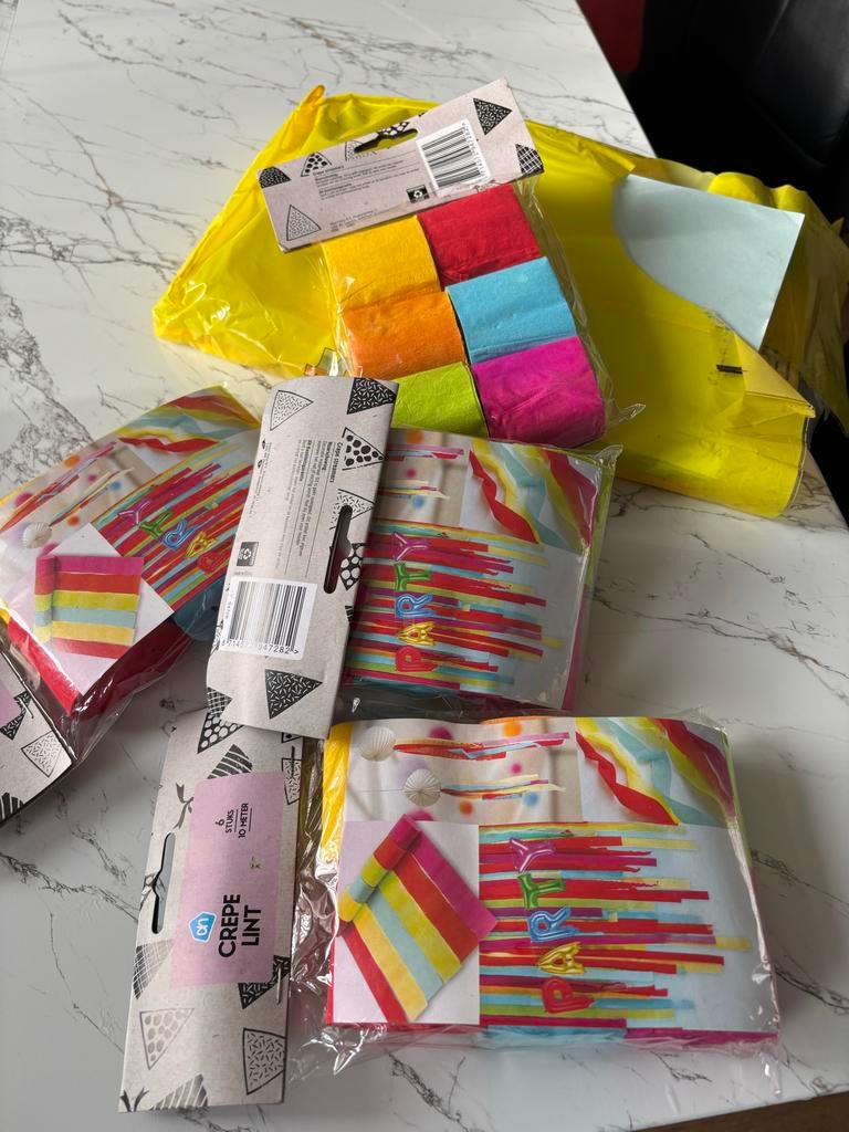 Knutselpakket: Gekleurd A4 papier, crêpepapier en lint, Nieuw, Meerkleurig, Ophalen of Verzenden, Papier of Karton