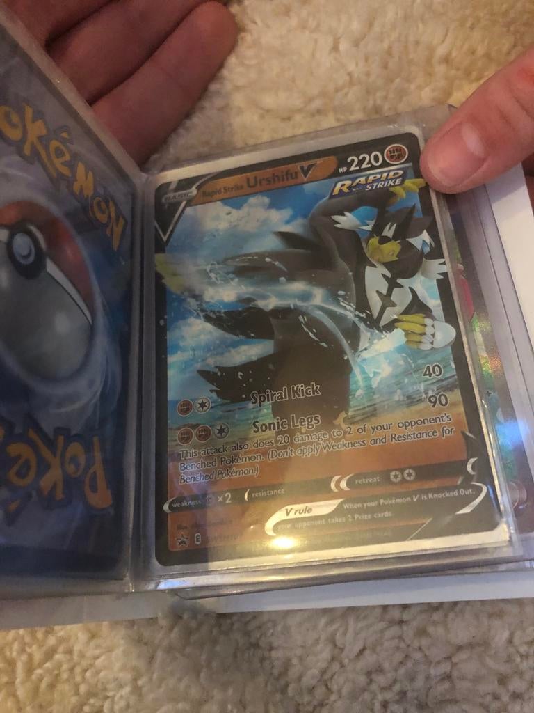 Pokémon Kaart: Rapid Strike Urshifu V (220 HP), Ophalen of Verzenden, Zo goed als nieuw, Losse kaart