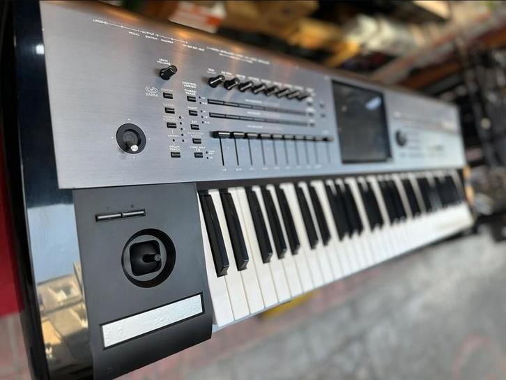 Korg Kronos 61, Muziek en Instrumenten, Synthesizers, Zo goed als nieuw, 61 toetsen, Korg, Met midi-aansluiting, Ophalen