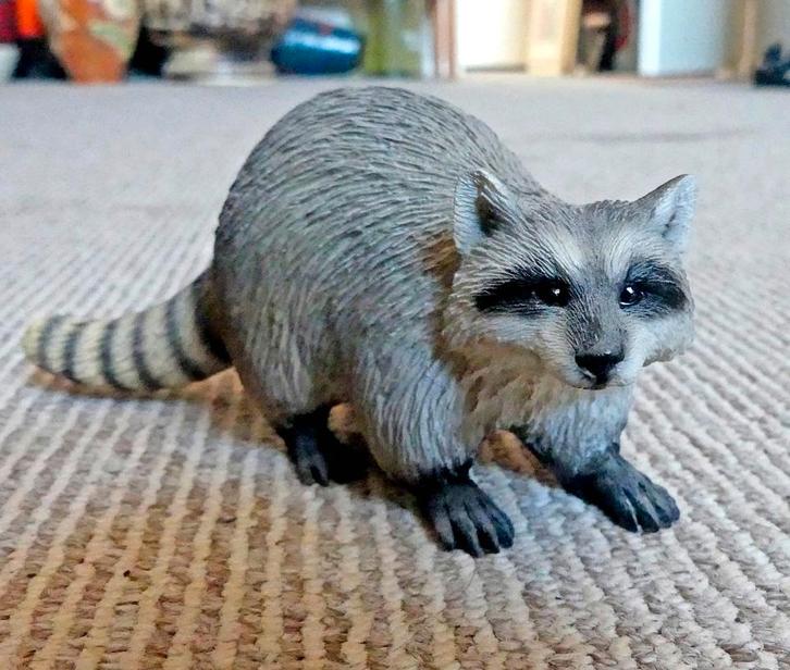 Conversation Concepts raccoon standard figurine wasbeer, Verzamelen, Beelden en Beeldjes, Gebruikt, Dier, Ophalen of Verzenden