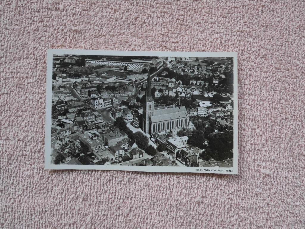 Hengelo O - centrum met kerk, KLM luchtfoto 16224, Verzamelen, Ophalen of Verzenden, 1940 tot 1960, Ongelopen, Overijssel