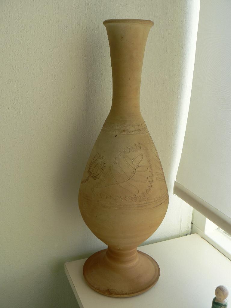 lange terracotta oosterse waterfles met graveringen, Antiek en Kunst, Ophalen