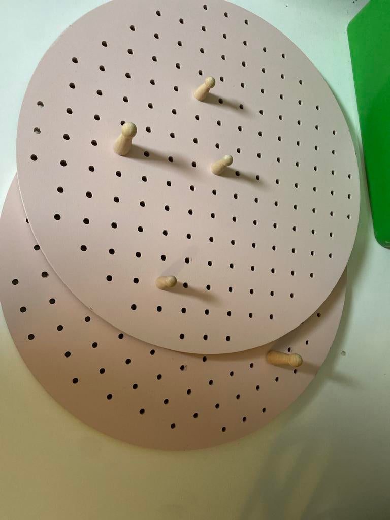 Roze ronde wandkapstok/decortie met houten haken, Wandkapstok, Ophalen of Verzenden, Zo goed als nieuw, Minder dan 100 cm