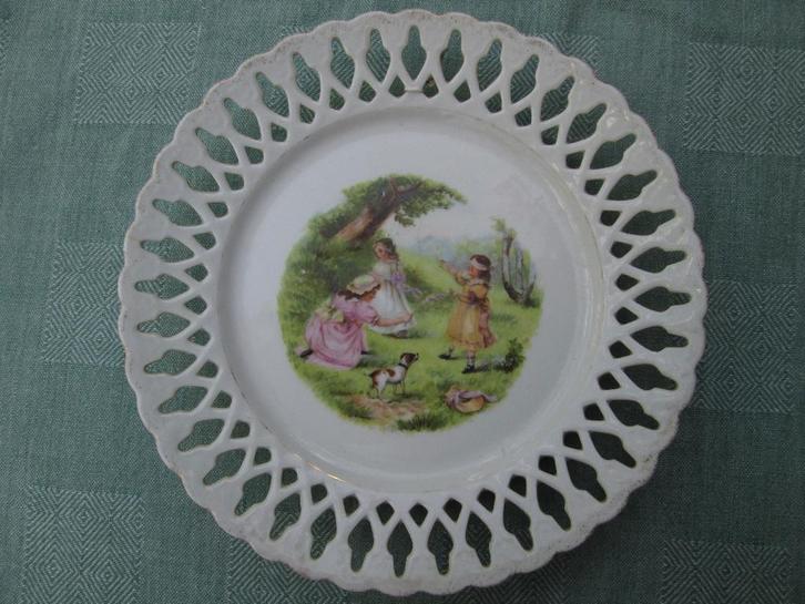 Ajour Wandbord Romantisch Plaatje Spelende Meisjes en Hondje, Antiek en Kunst, Antiek | Wandborden en Tegels, Ophalen of Verzenden