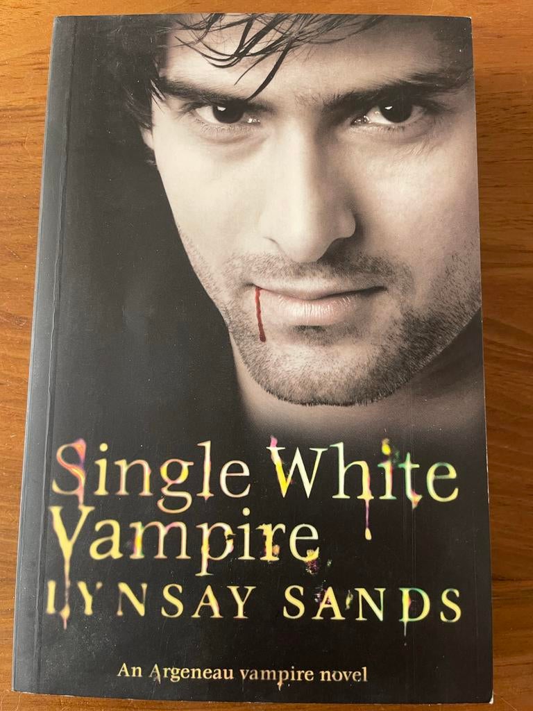 Single White Vampire - Lynsay Sands, Ophalen of Verzenden, Zo goed als nieuw