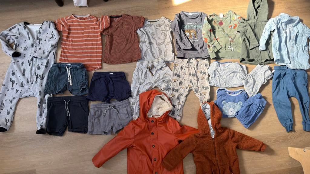 Kledingpakket maat 86: korte broeken, pyjama's, jas HEMA, Kinderen en Baby's, Babykleding | Maat 86, Ophalen of Verzenden, Gebruikt