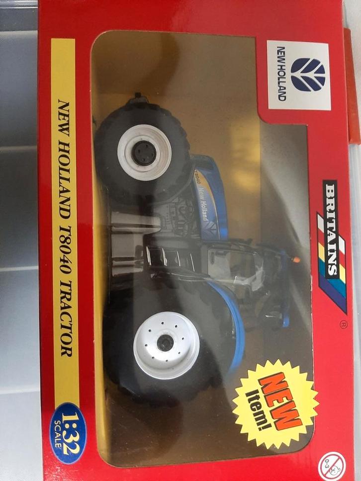New Holland T8040 tractor., Hobby en Vrije tijd, Modelauto's | 1:32, Nieuw, Tractor of Landbouw, Britains, Ophalen of Verzenden