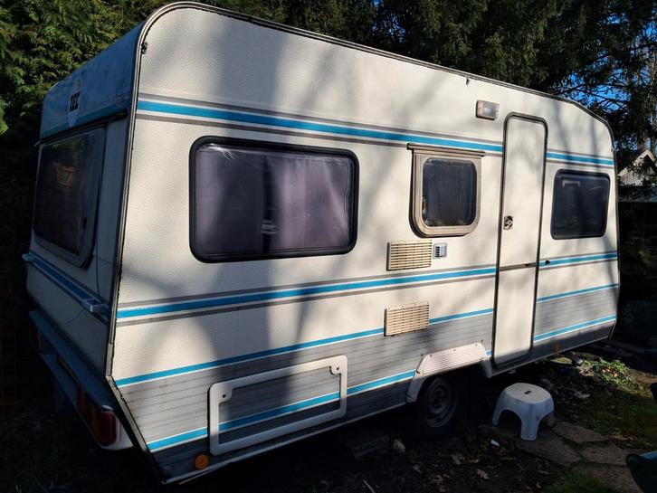 Speel/ festival caravan, Caravans en Kamperen, Caravans, Particulier, tot en met 4, Rondzit, Luifel, Ophalen