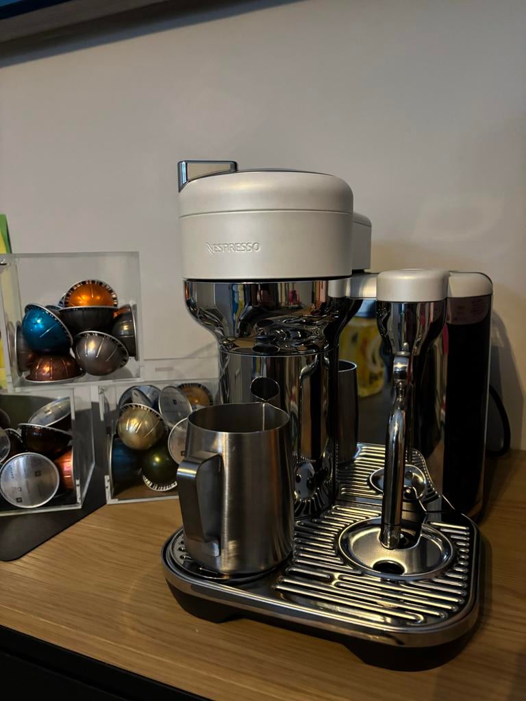 Nespresso Vertuo sage koffiemachine met melkopschuimer, Koffiemachine, Ophalen of Verzenden, Zo goed als nieuw, 2 tot 4 kopjes