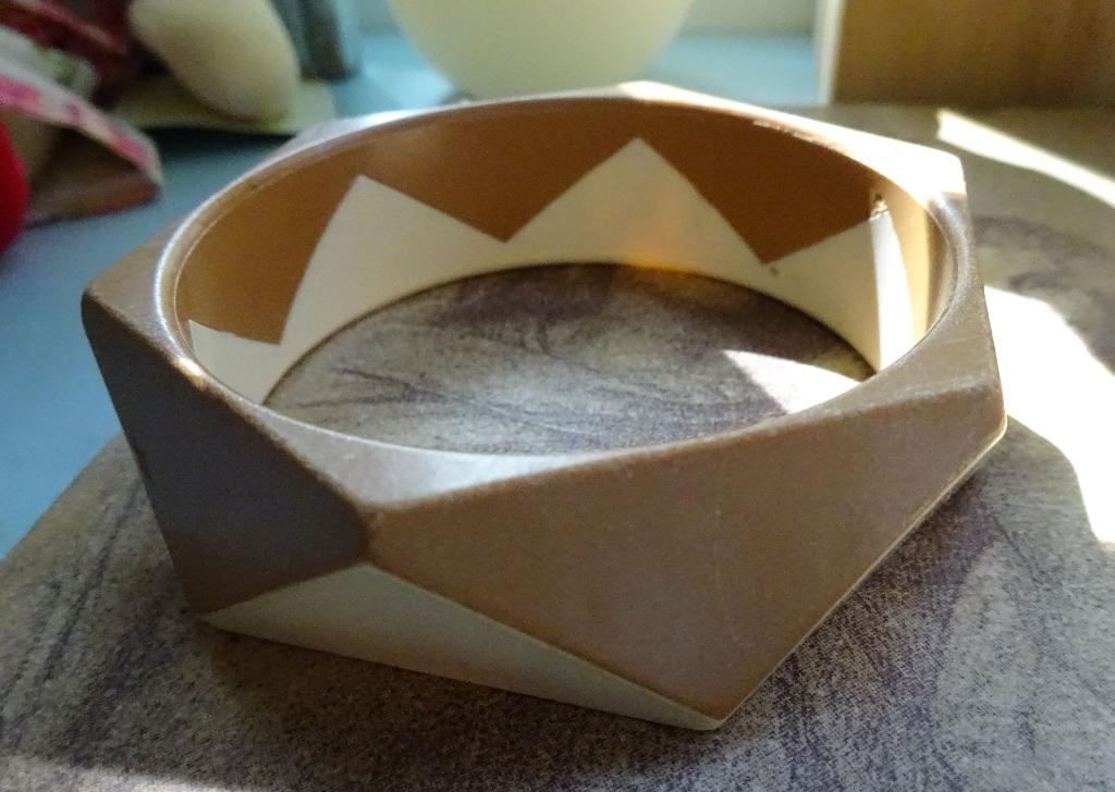 Bakeliet armband zigzag vormen, Ophalen, Nieuw, Beige, Overige materialen