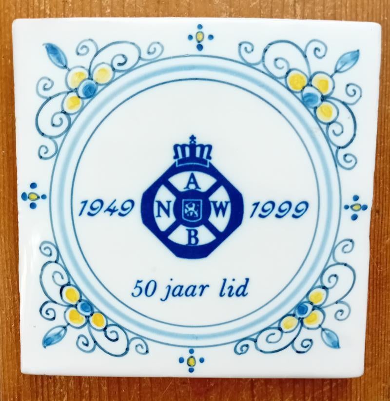 Makkum aardewerk tegel,A.N.W,B 50 jaar lid, Ophalen of Verzenden
