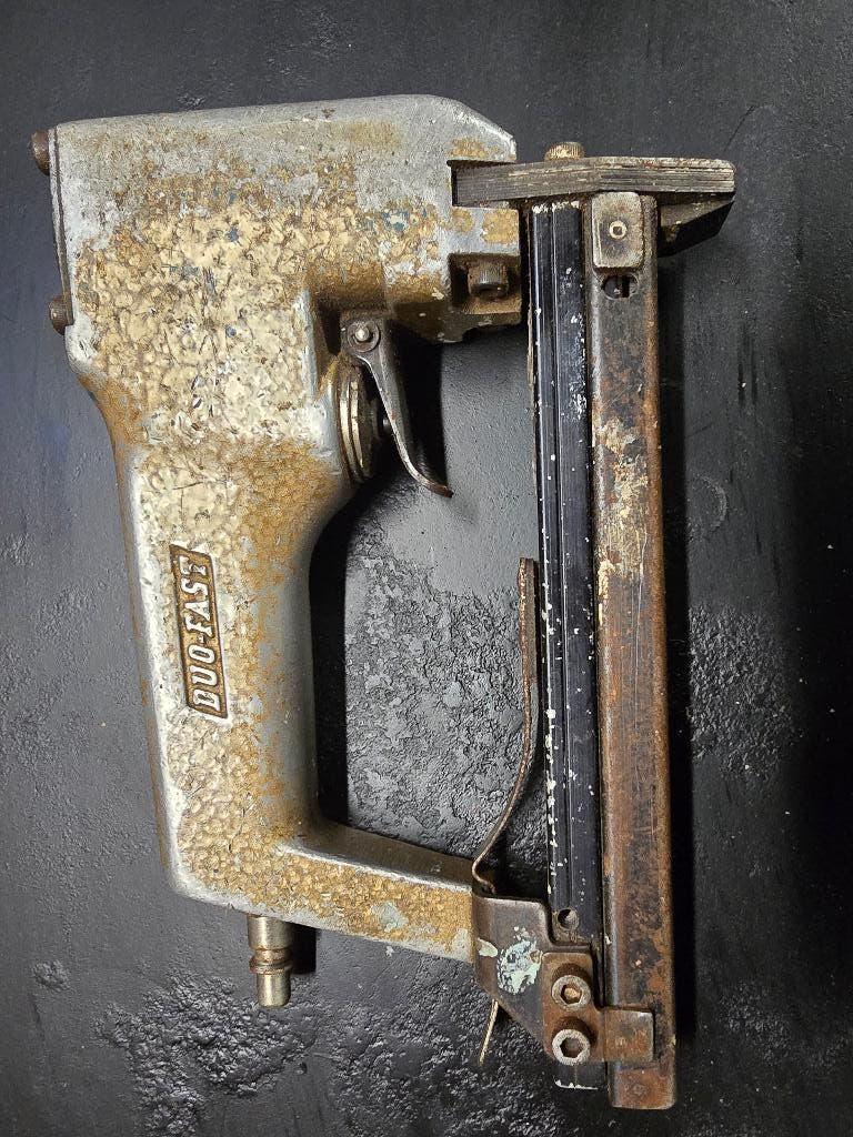 Te koop Duo-Fast pneumatische tacker (nietmachine)., Doe-het-zelf en Verbouw, Ophalen, Gebruikt