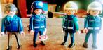 Drie Politieagenten En Één Politieagente Met Stopbord, Ophalen of Verzenden, Gebruikt, Los playmobil