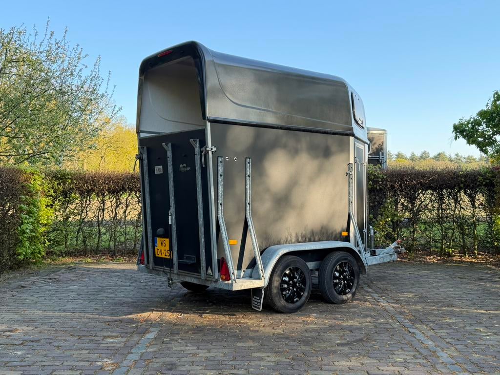 Nette 1.5 paards hotra paardentrailer, kunstof vloer, Dieren en Toebehoren, Paarden en Pony's | Trailers en Aanhangwagens, Ophalen