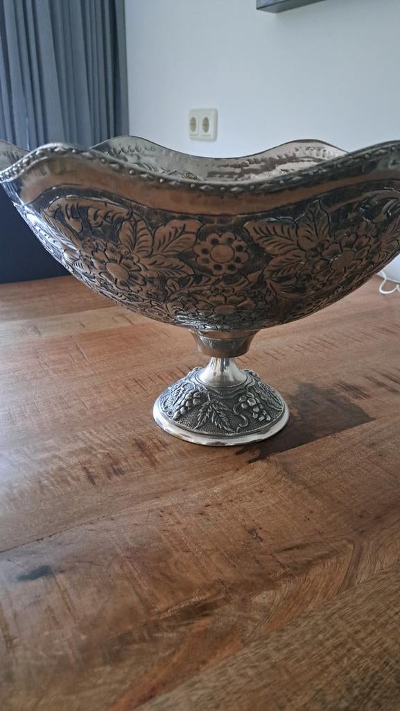 Decoratieve schaal op voet, zilverkleurig met gravures, Antiek en Kunst, Ophalen of Verzenden