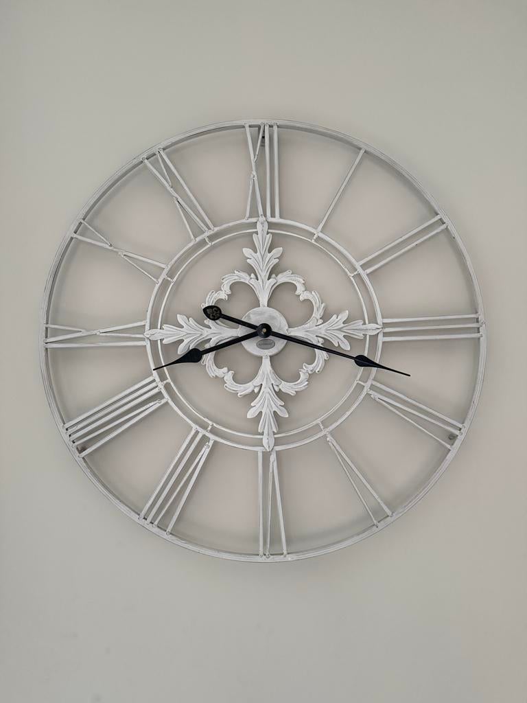 Riverdale witte Wandklok met Romeinse Cijfers, Huis en Inrichting, Woonaccessoires | Klokken, Ophalen of Verzenden, Zo goed als nieuw