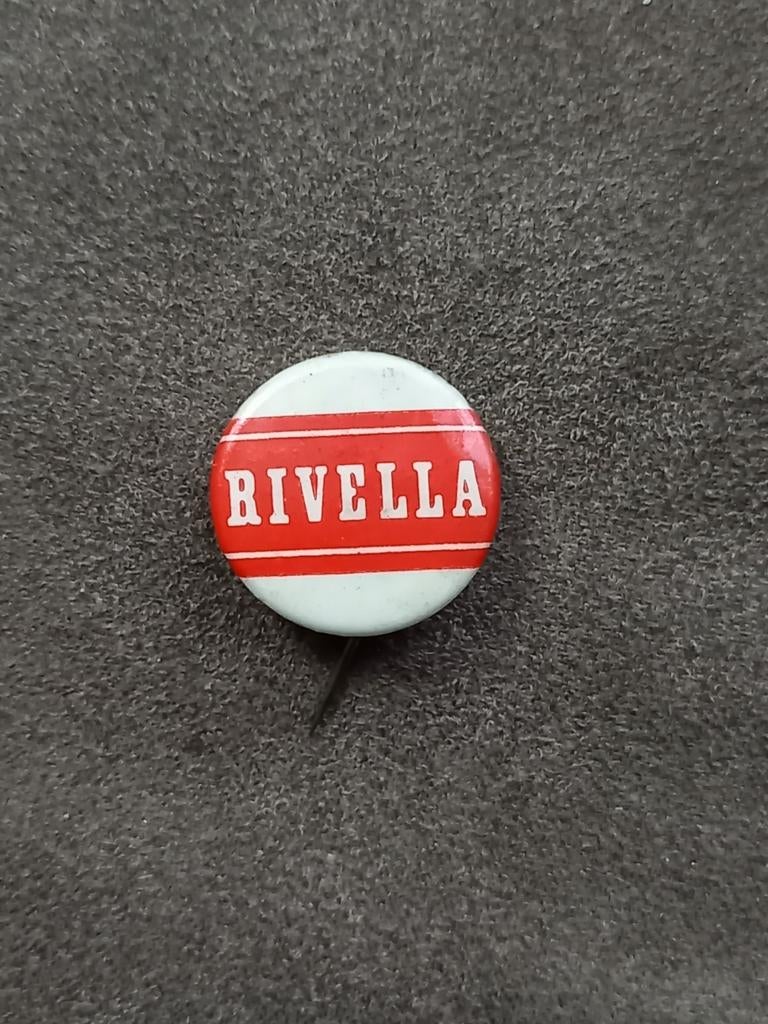 Speldje Rivella, Verzamelen, Ophalen of Verzenden, Gebruikt