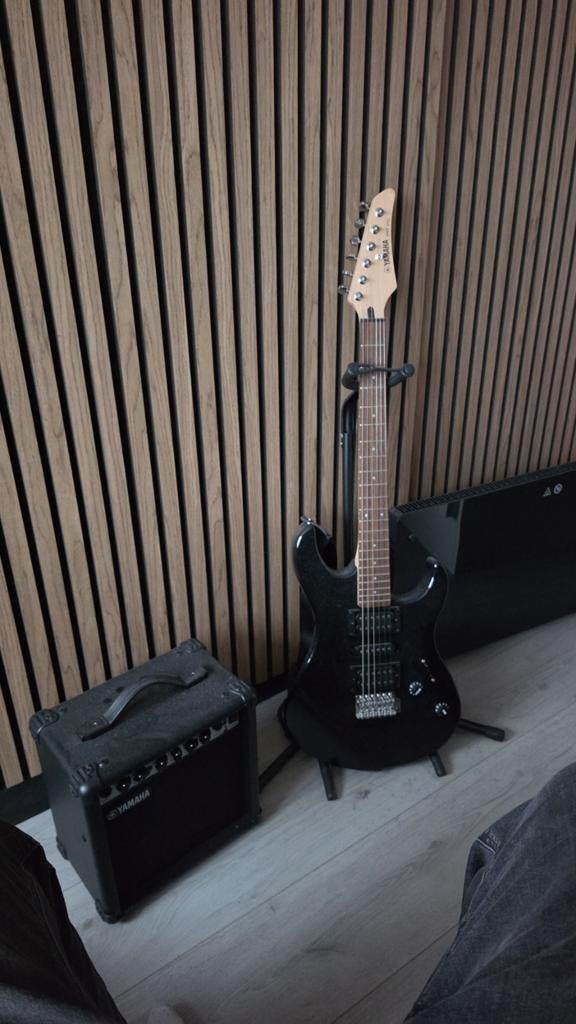 Yamaha starter gitaar met stemmer, accessoires en verpakking, Ophalen, Zo goed als nieuw, Overige merken, Met versterker