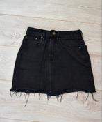 Zwarte denim mini-rok met gerafelde zoom, Zwart, Ophalen of Verzenden, Zo goed als nieuw, Maat 34 (XS) of kleiner