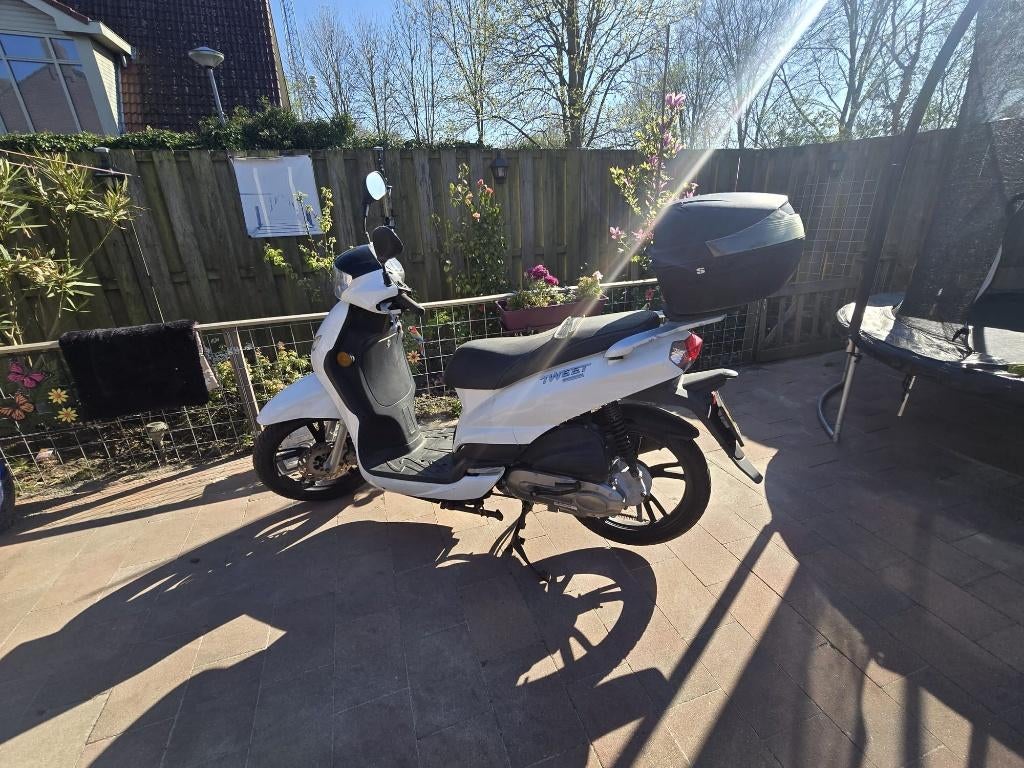 Peugeot Tweet, Fietsen en Brommers, Scooters | Peugeot, Gebruikt, Overige modellen, Maximaal 45 km/u, Benzine, Ophalen