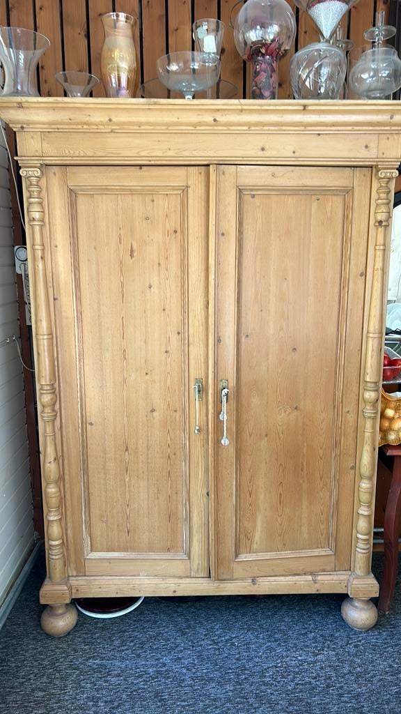 Antiek grenen geloogde kast met legplanken, Ophalen