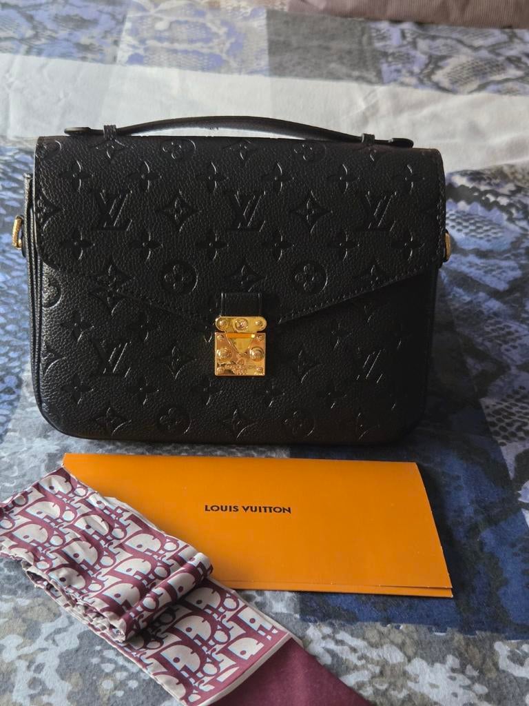 Zwarte Louis Vuitton Pochette metis met twilly €50, Ophalen of Verzenden, Zo goed als nieuw, Zwart
