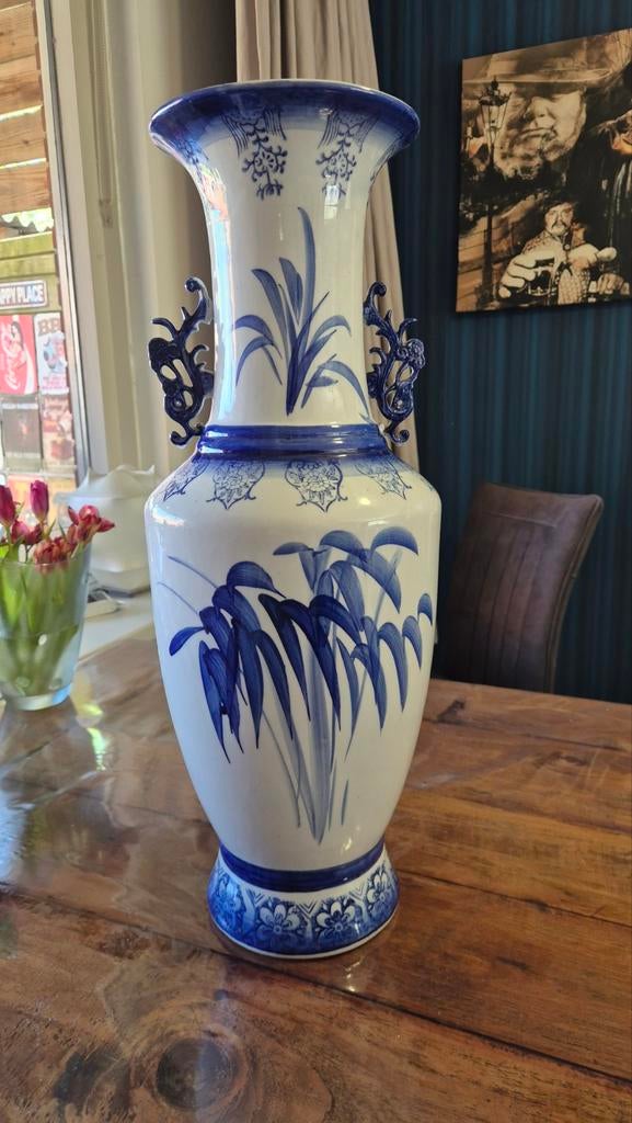 Grote blauw-witte Chinese vaas met bloemenmotief 61 cm, Antiek en Kunst, Ophalen