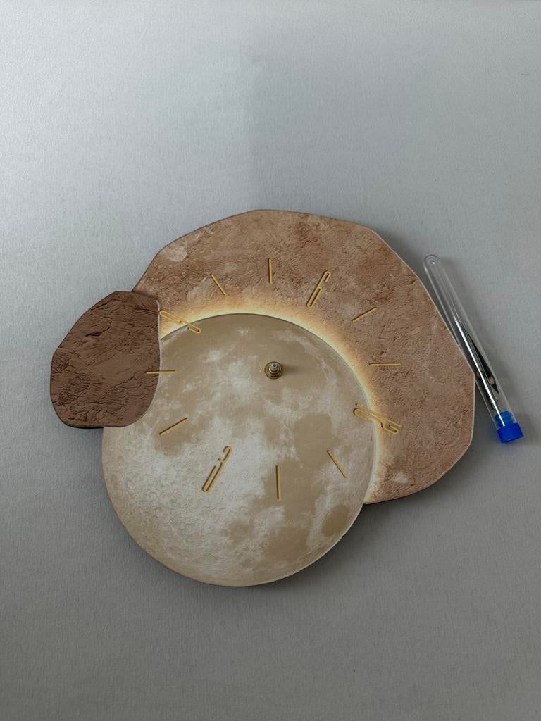 Nieuwe decoratieve wandklok met maan en zon design, Huis en Inrichting, Ophalen of Verzenden, Nieuw, Analoog, Wandklok