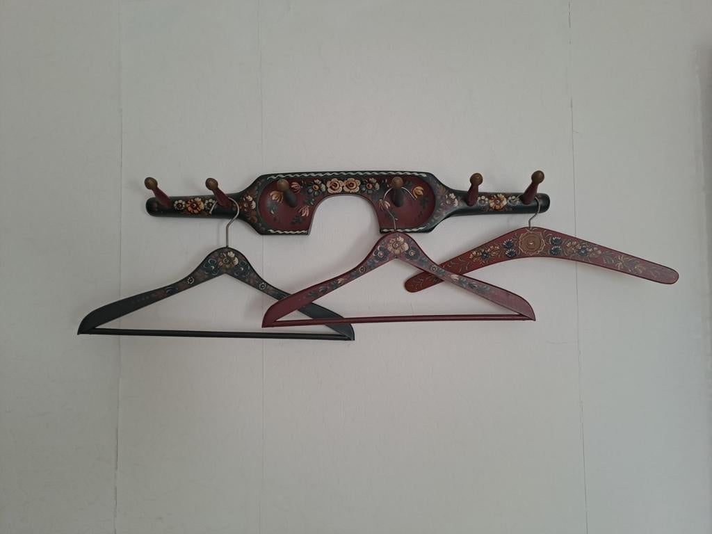 Hindeloopen kapstok met kledinghangers, Ophalen