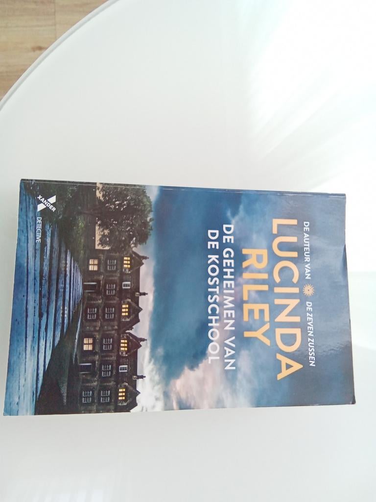 De geheimen van de kostschool - Lucinda Riley, Ophalen of Verzenden