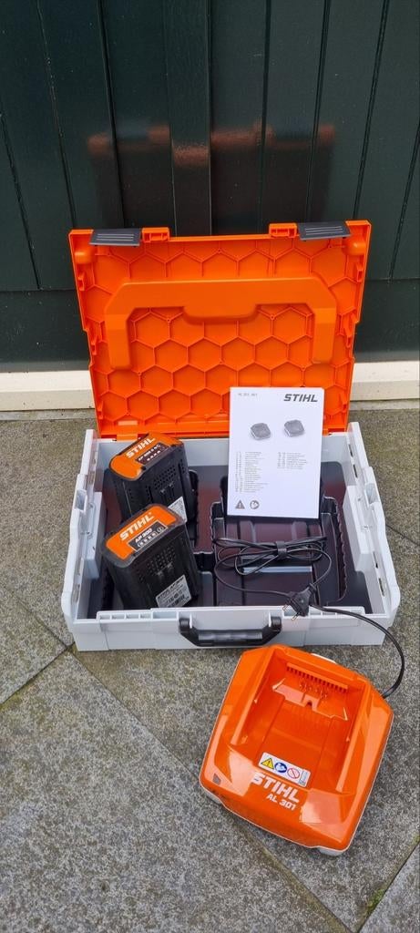 Stihl 2xAP300 accu's en een snelle AL301 lader met kist., Ophalen, Zo goed als nieuw