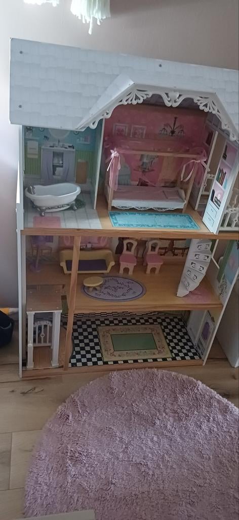Groot houten poppenhuis met meubels, Ophalen of Verzenden, Gebruikt, Poppenhuis
