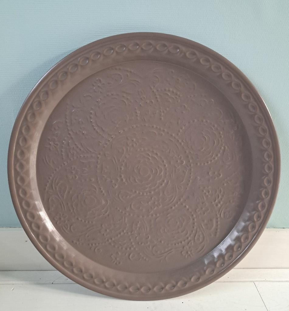 Metalen schaal met reliëf, € 10,-, woondecoratie, taupe, Huis en Inrichting, Woonaccessoires | Schalen en Manden, Ophalen, Overige materialen