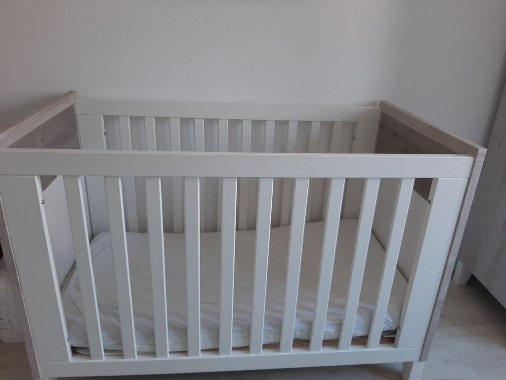 Wit ledikant met houten accenten, Kinderen en Baby's, Babywiegjes en Ledikanten, Ophalen, Gebruikt, Ledikant