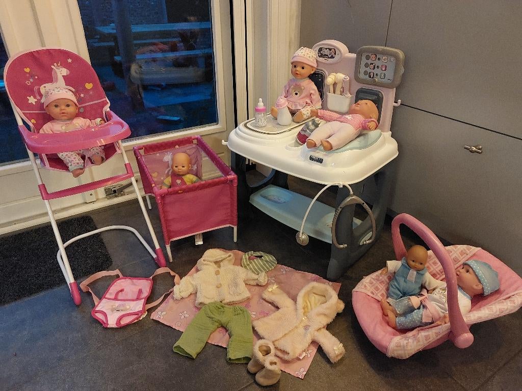 Grote poppenset met 6 poppen en verschillende spullen, Ophalen, Zo goed als nieuw, Babypop