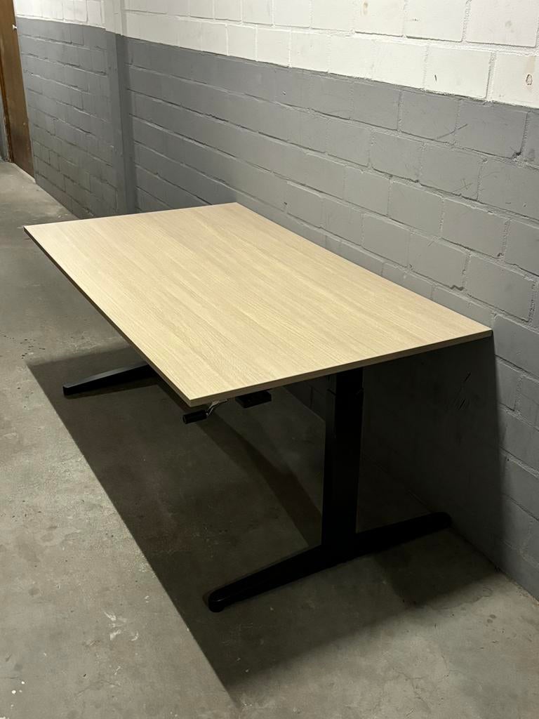 Zit sta bureau van Ahrend, Ophalen, Zit-sta bureau, Hout, In hoogte verstelbaar