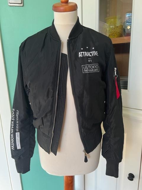 Zgan zwarte bomber met print van Bershka gevoerd maat M., Kleding | Dames, Jassen | Zomer, Maat 38/40 (M), Zwart, Zo goed als nieuw