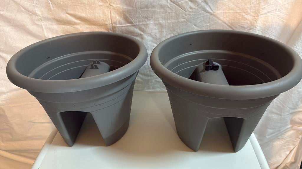 Bloembakken 2 stuks grijs van kleur, Kunststof, Balkon, Rond, Ophalen of Verzenden