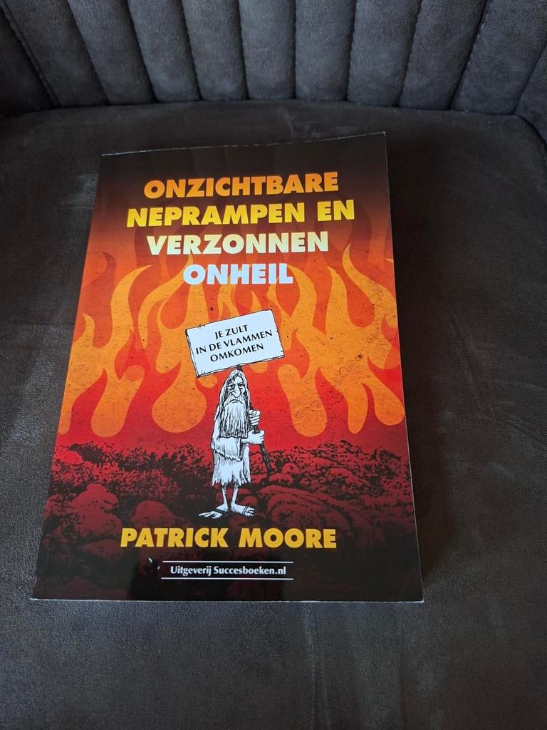 Onzichtbare Neprampen en Verzonnen Onheil - Patrick Moore, Ophalen of Verzenden, Gelezen, Patrick Moore