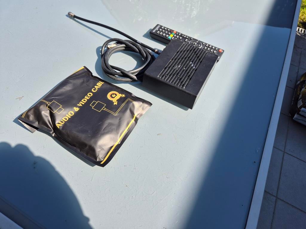 Digitale TV ontvanger met afstandsbediening en kabels, Verzenden, Gebruikt, Minder dan 2 meter, Overige kabels