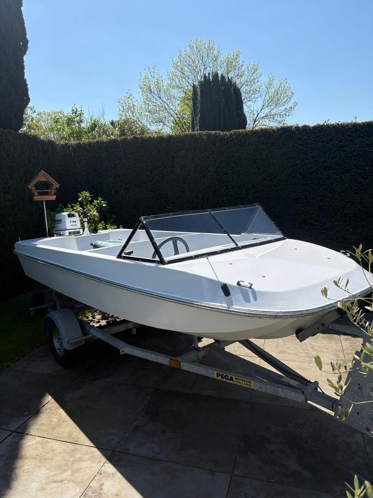 Motorboot incl trailer en Johnson buitenboordmotor 30 pk, Watersport en Boten, Ophalen, Zo goed als nieuw, Tot 6 meter, Polyester