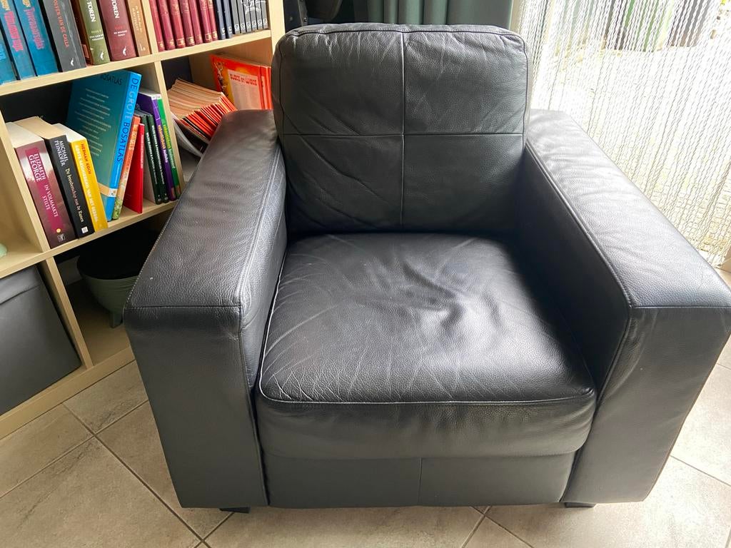 2 IKEA fauteuils zwart lederlook, Ophalen, Kunststof, Gebruikt, Minder dan 75 cm