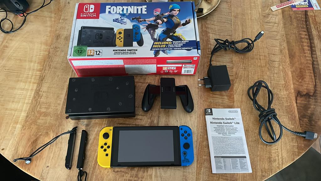 Nintendo switch fortnite edition, Spelcomputers en Games, Verzenden, ., Zo goed als nieuw, .