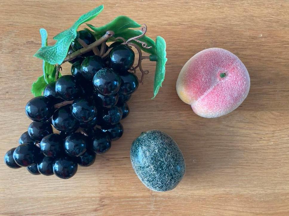 Kunst fruit: tros druiven, perzik en kiwi, Huis en Inrichting, Woonaccessoires | Overige, Ophalen of Verzenden, Zo goed als nieuw