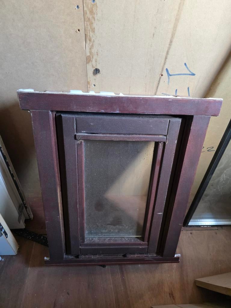 Klein hardhouten raam met dubbelglas, Doe-het-zelf en Verbouw, Glas en Ramen, Gebruikt, Gevelraam of Ruit, Minder dan 80 cm, Dubbelglas