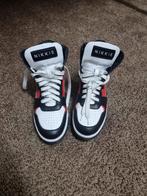 NIKKIE 
Xara leren sneakers zwart/rood NIEUW Maat 38, Kleding | Dames, Schoenen, Nieuw, Ophalen of Verzenden, Sneakers of Gympen