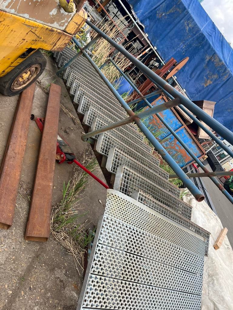 Buiten trap, Ophalen, Zo goed als nieuw