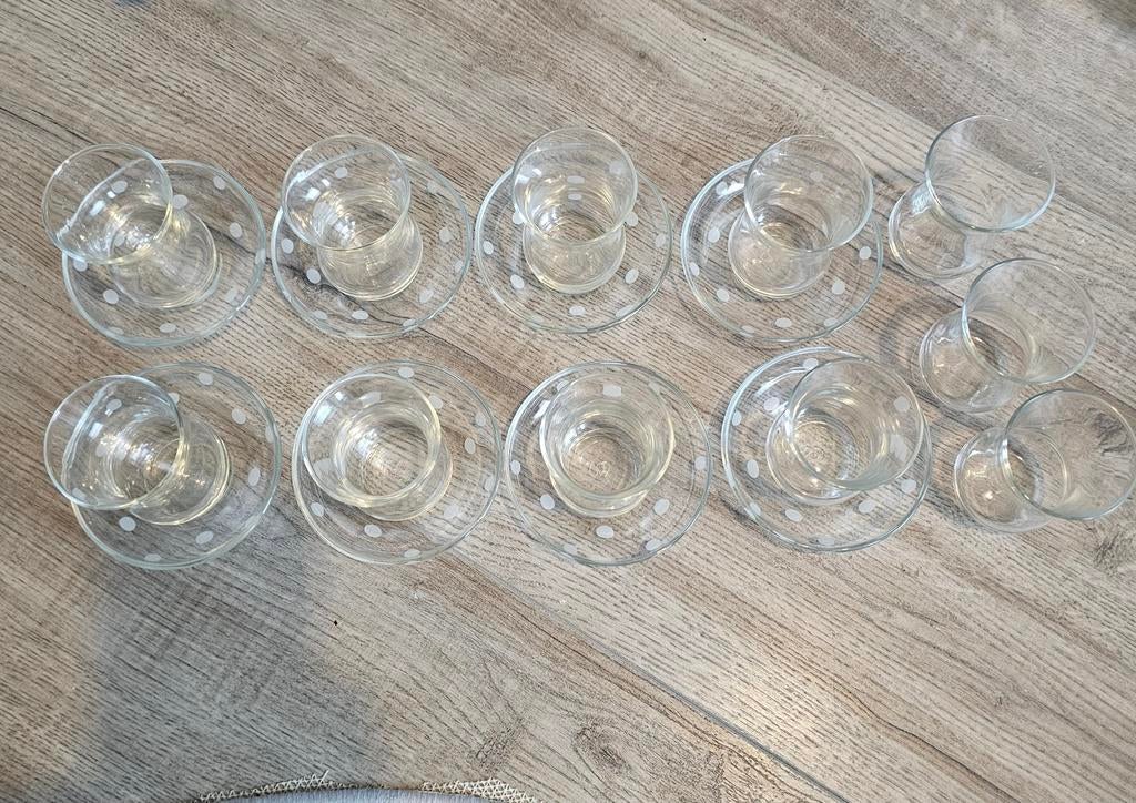 Glazen theeglazen met schotels en asbakken, Antiek en Kunst, Ophalen