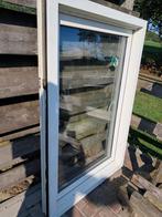Kunststof kozijnen, Doe-het-zelf en Verbouw, Kozijnen en Schuifpuien, Gebruikt, Raamkozijn, Inclusief glas, 75 tot 150 cm